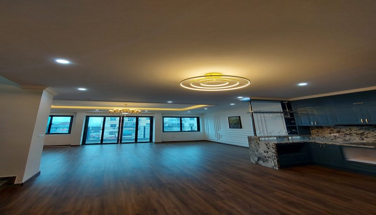 Bán nhà  kinh doanh tốt mặt đường Trung Kính - 69m2 giá 18,79 tỷ.