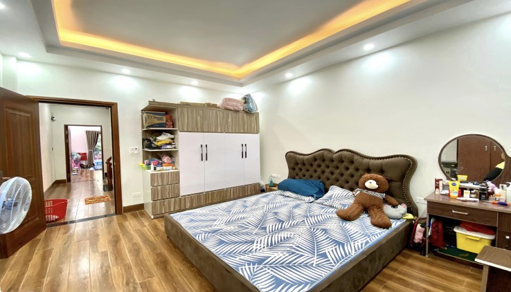 Nhà Phúc Lợi PHÂN LÔ 50m 5 tầng MỚI cứng, 6 PHÒNG NGỦ, giá GIẬT MÌNH