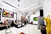BÁN NHÀ ĐẸP NGỌC TRÌ 52M, 5,5 TỶ, THANG MÁY, Ô TÔ CAMRY NGỦ TRONG NHÀ, LÔ GÓC