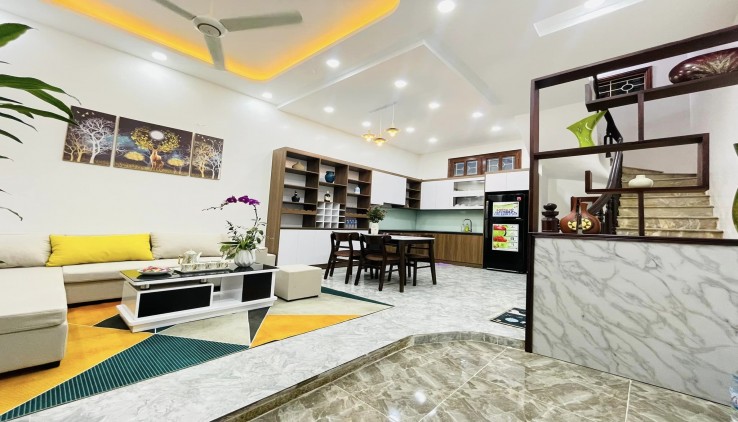 Cầu Giấy, cách phố Xuân Thủy 50m, tặng full nội thất, DT 42m, MT 5M, Giá 5.25 tỷ