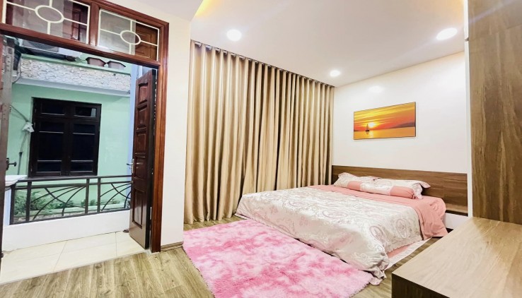 Cầu Giấy, cách phố Xuân Thủy 50m, tặng full nội thất, DT 42m, MT 5M, Giá 5.25 tỷ