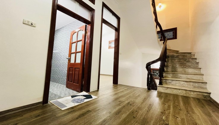 Cầu Giấy, cách phố Xuân Thủy 50m, tặng full nội thất, DT 42m, MT 5M, Giá 5.25 tỷ